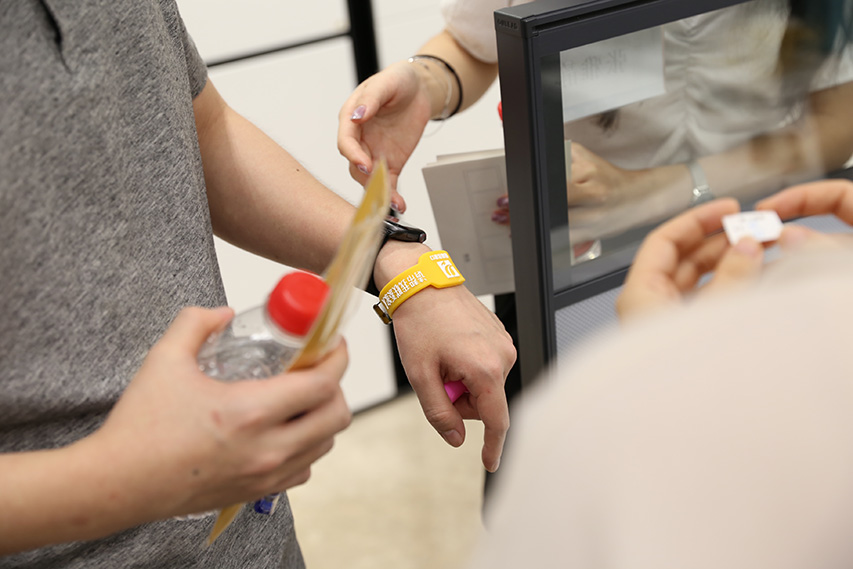 元旸科技企业公益举办阿尔兹海默症的知识科普活动，通过游戏互动等环节让员工了解该特殊群体，关注“黄手环”。